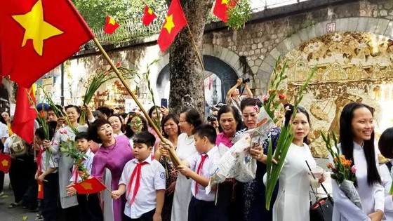 Hà Nội năm cửa ô đón mừng đoàn quân giải phóng  ảnh 4