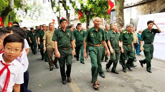 Hà Nội năm cửa ô đón mừng đoàn quân giải phóng  ảnh 9