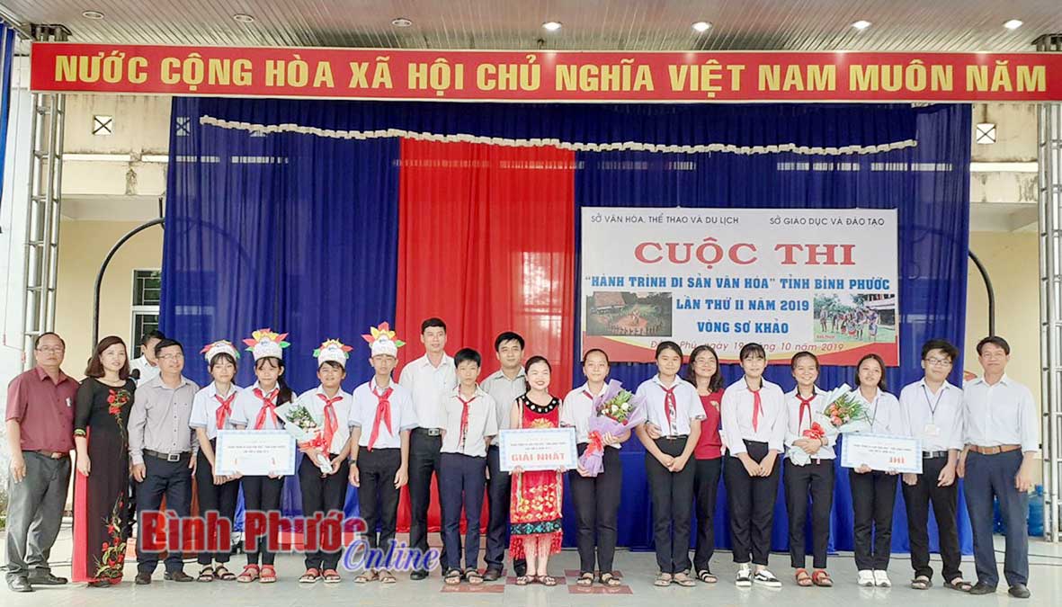 Ban tổ chức trao giải cho các đội tham gia cuộc thi