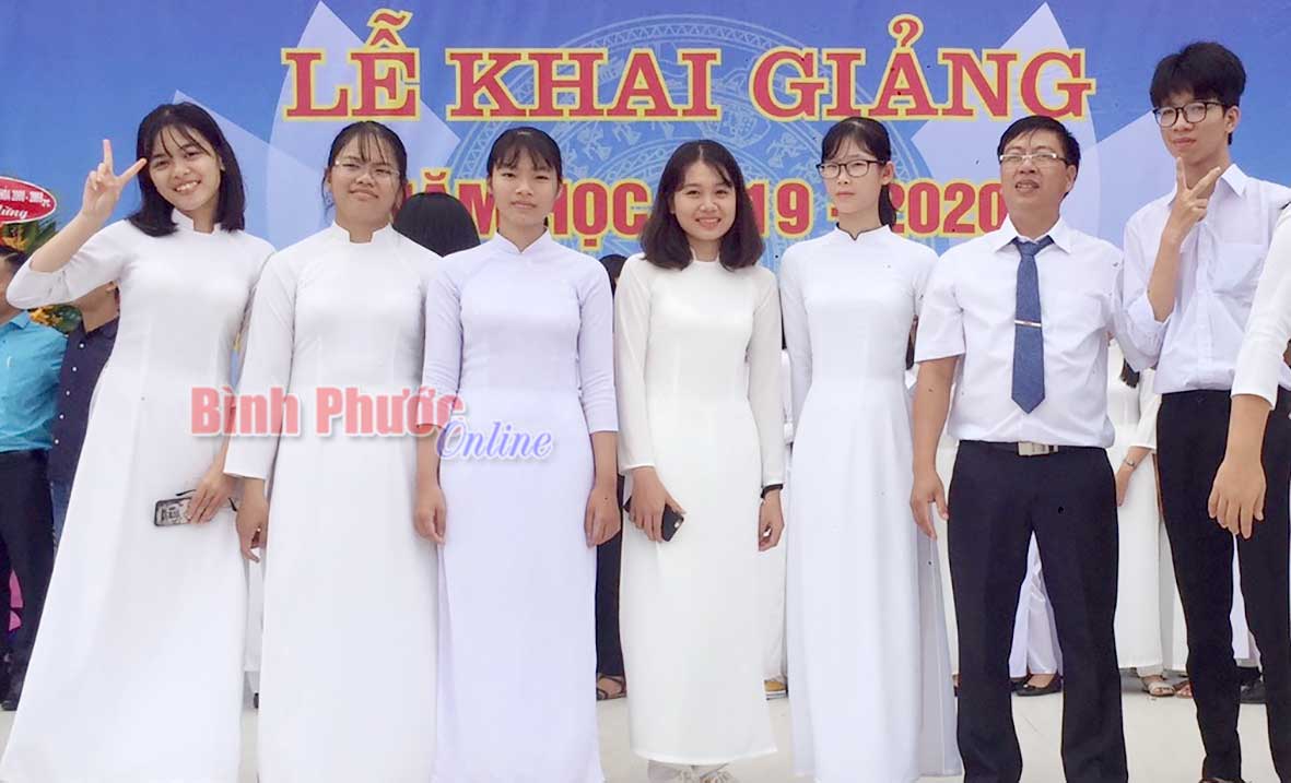 Thầy Trương Văn Linh cùng đội tuyển học sinh giỏi Trường THPT Đồng Phú