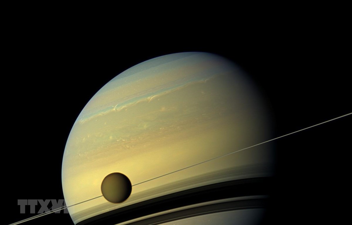 Hình ảnh Sao Thổ và vệ tinh Titan do tàu vũ trụ Cassini của NASA chụp ngày 31/8/2012. (Ảnh: AFP/TTXVN)