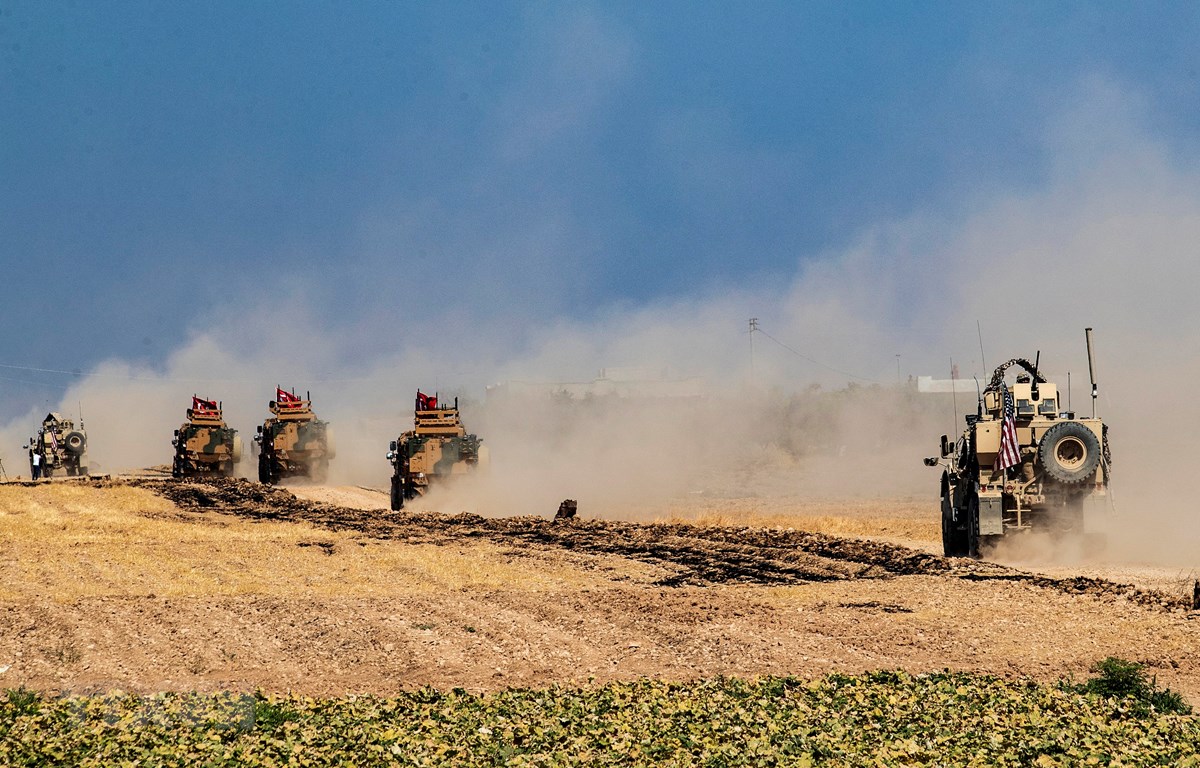 Binh sỹ Mỹ và Thổ Nhĩ Kỳ tiến hành tuần tra chung tại thị trấn Tell Abyad, Syria, ngày 4/10. (Ảnh: AFP/TTXVN)