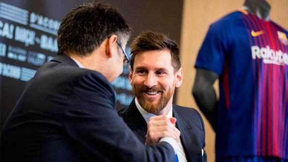 Messi cùng đồng đội chịu giảm lương để giúp Barca vượt qua dịch COVID-19 - Ảnh 1.