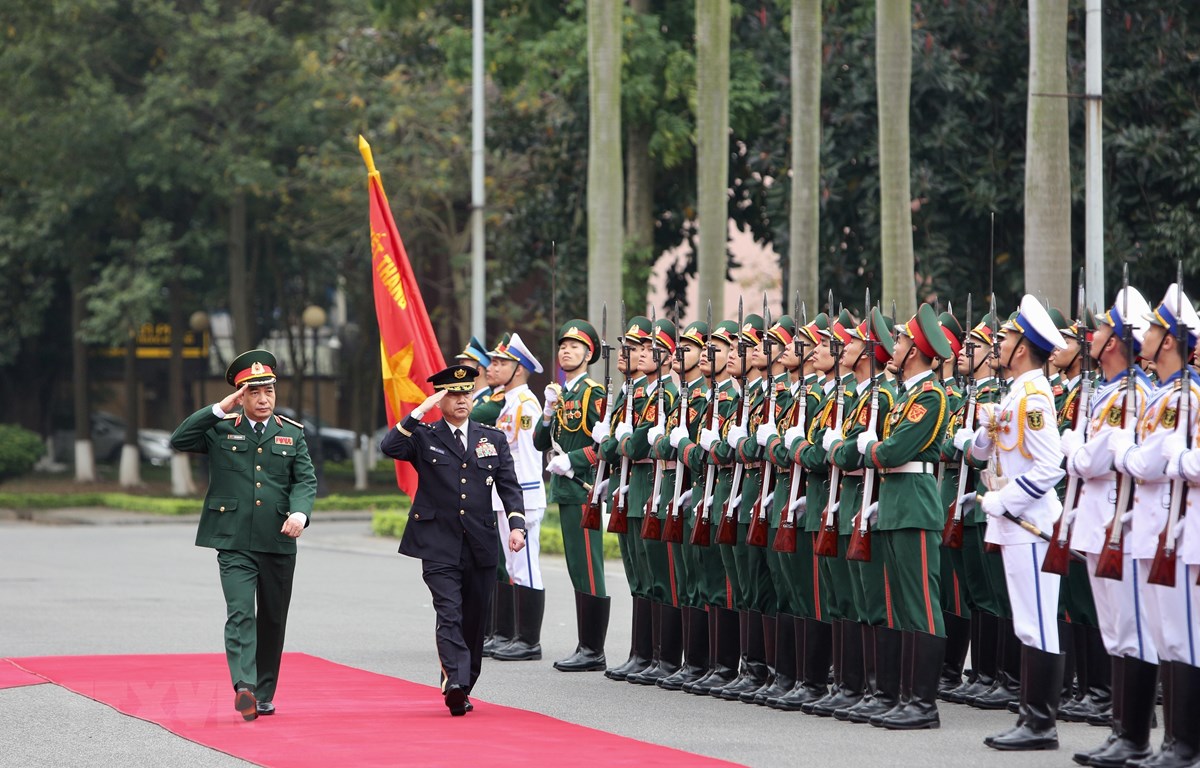 Thượng tướng Phan Văn Giang và Đại tướng Yamazaki Koji duyệt đội danh dự Quân đội nhân dân Việt Nam. )Ảnh: Dương Giang/TTXVN)