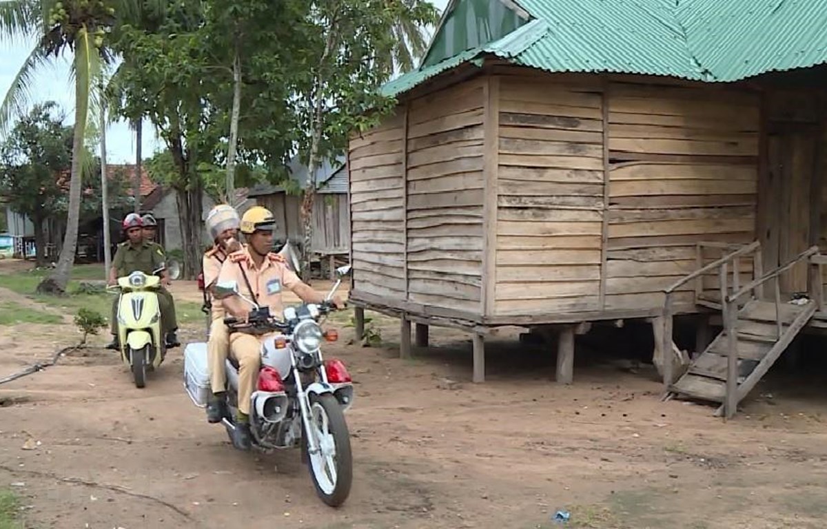 Công an huyện Kong Chro dùng loa di động, tuyên truyền đến từng hộ gia đình người dân tộc thiểu số về tác hại của việc uống rượu, bia khi tham gia giao thông. (Ảnh: Hồng Điệp/TTXVN)