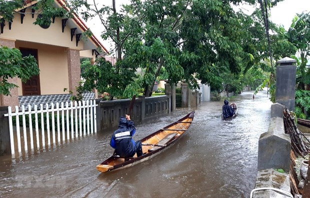 ‘Bao chong bao, lu chong lu’ lam kho nguoi dan mien Trung den bao gio? hinh anh 1