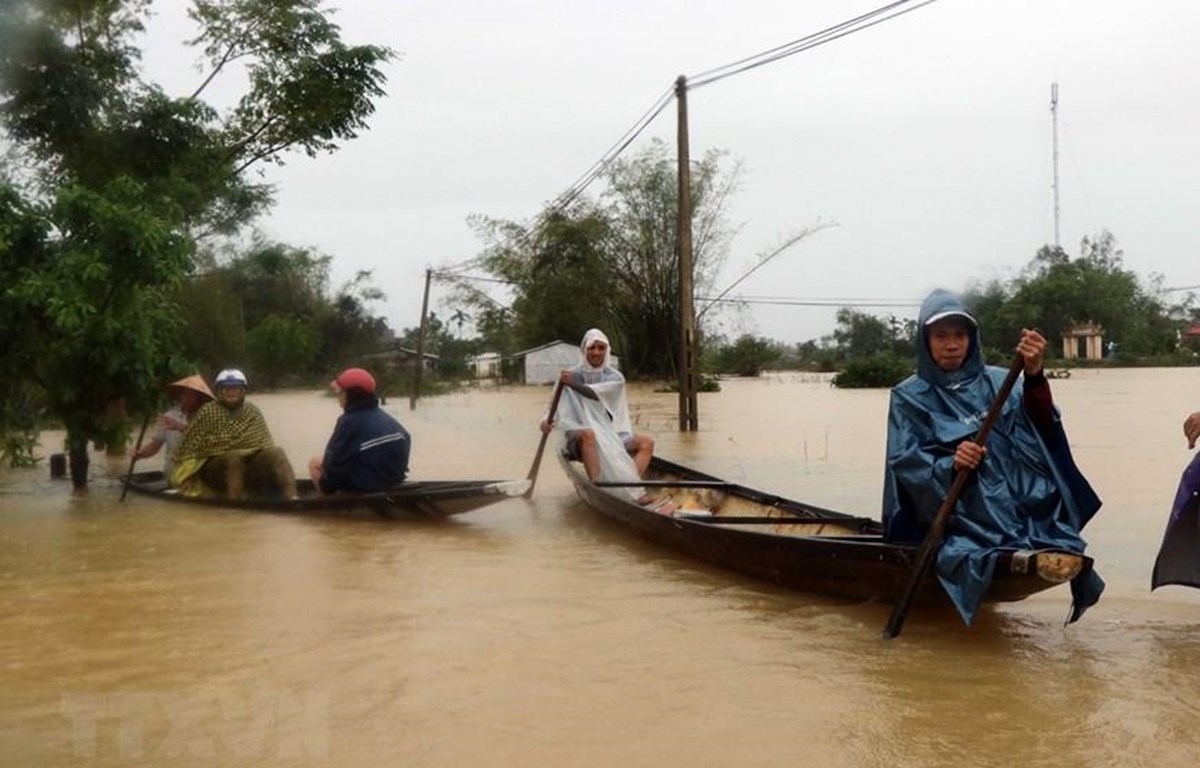 Nước lũ gây ngập sâu tại Thừa Thiên Huế. (Ảnh: Đỗ Trưởng/TTXVN)