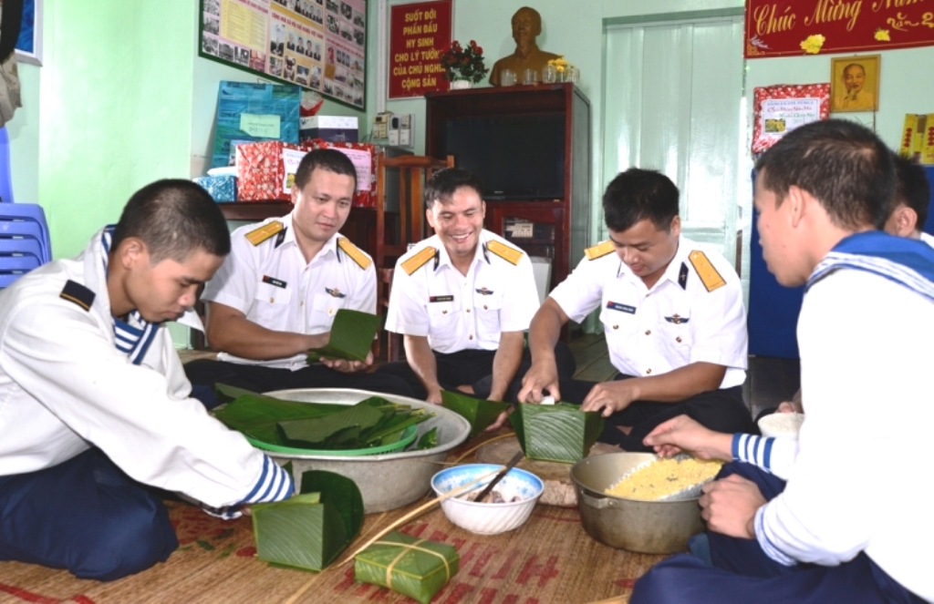 Gói bánh chưng đón tết sớm ở nhà giàn Huyền Trân