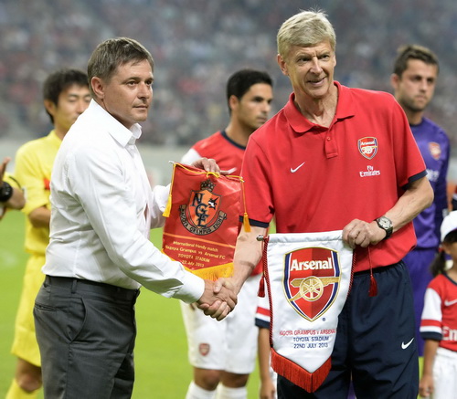 HLV Wenger trao cờ lưu niệm với HLV Dragan Stojkovic của Nagoya Grampus