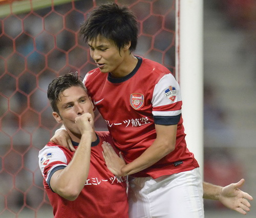 Giroud và Miyaichi (phải) ăn mừng bàn thắng vào lưới Nagoya