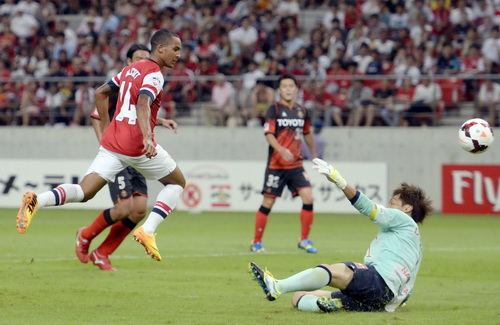 Theo Walcott nâng tỷ số lên 3-0 cho Arsenal