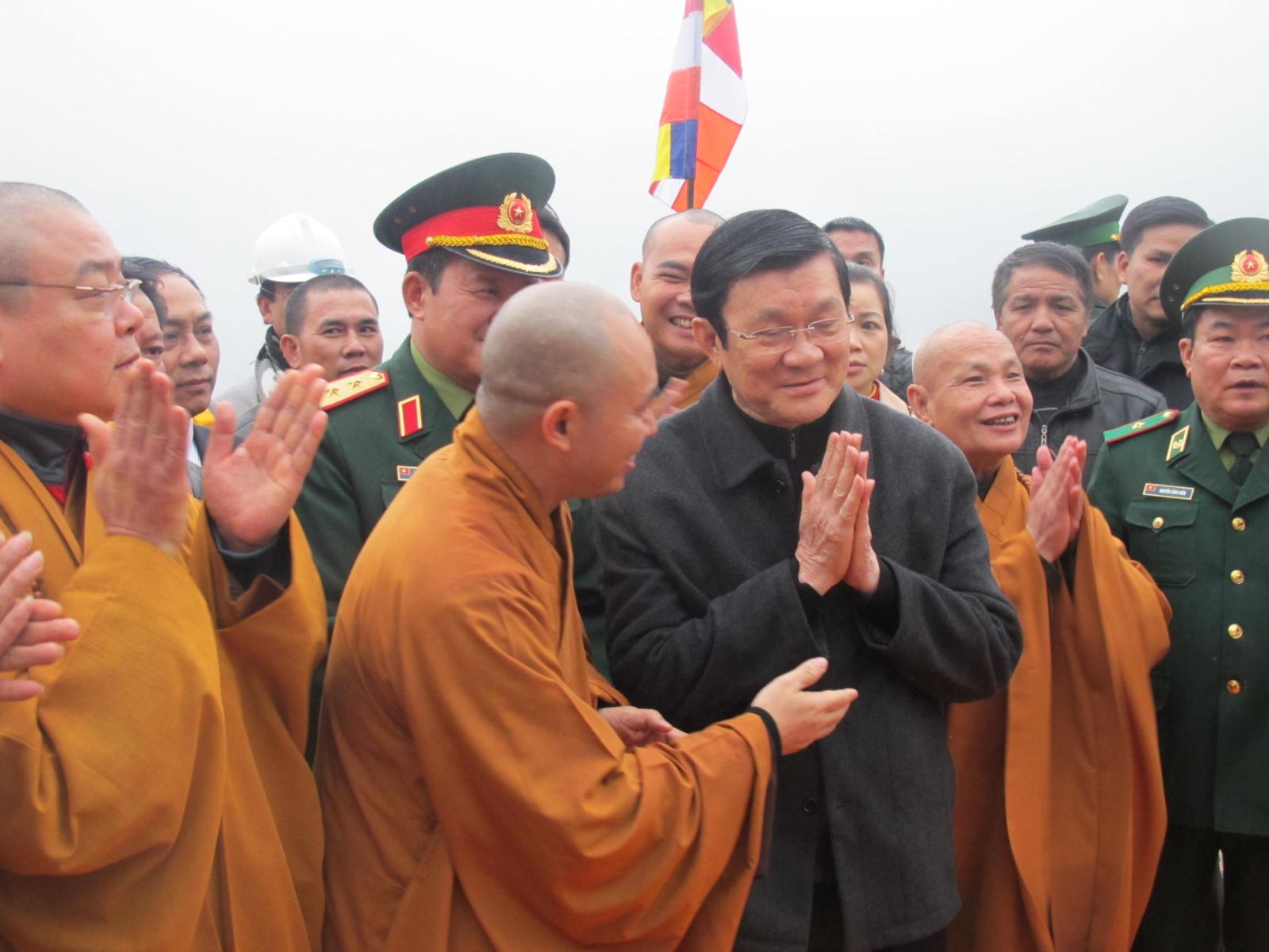 Chủ tịch nước và lãnh đạo Trung ương Giáo hội Phật giáo Việt Nam tại Lễ khai quang an vị Tượng Quan thế âm Bồ Tát, Chùa Phật tích Trúc lâm Bản Giốc - Cao Bằng.