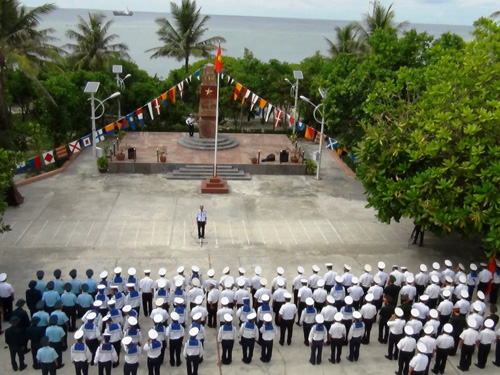 Chào cờ đầu tuần ở đảo Nam Yết.