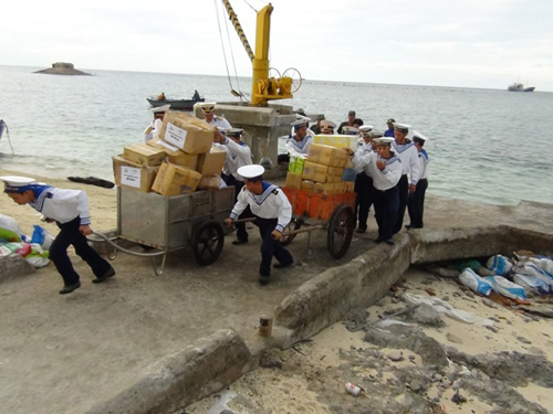 Chuyển quà vào đảo.