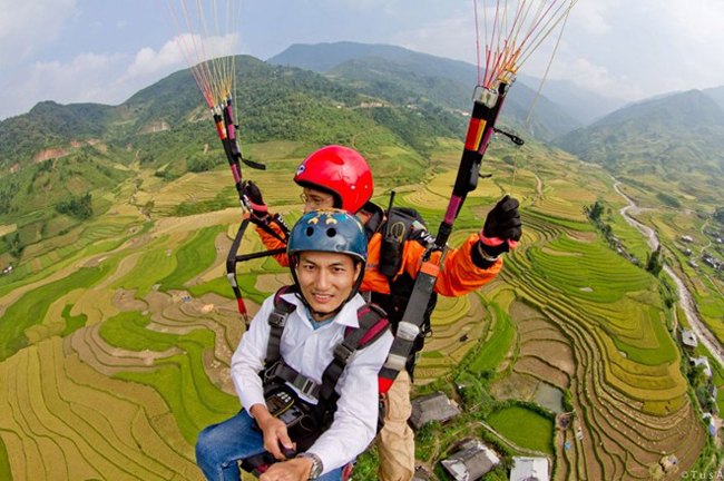 Hai thành viên của CLB VietWings Hà Nội trên chuyến bay xuống thung lũng Tú Lệ - Yên Bái