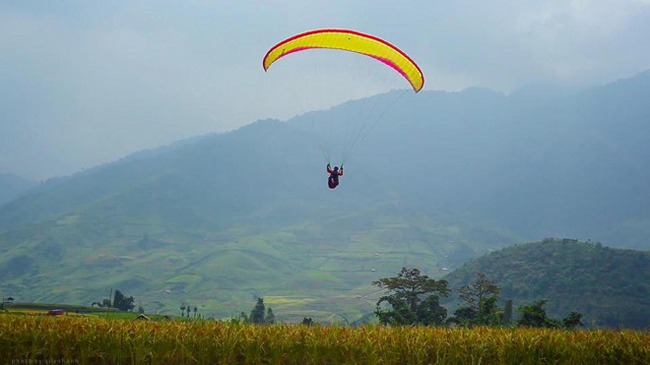 Phi công dù lượn chuẩn bị hạ cánh