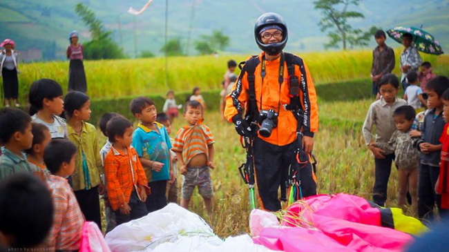 Trẻ em dân tộc vô cùng thích thú và tò mò trước màn trình diễn, hạ cánh đẹp mắt của thành viên CLB dù lượn Hà Nội.