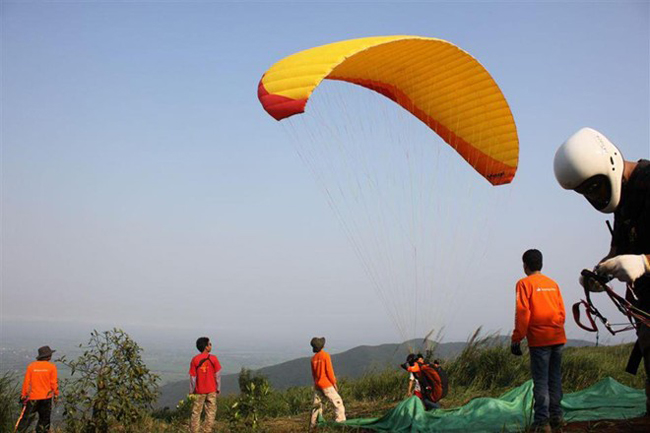 Để có thể cất cánh an toàn, các phi công cần có sự trợ giúp của nhiều người. 