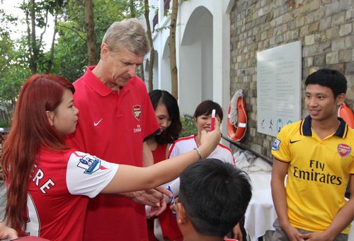 Giao lưu cùng HLV Wenger và được 'Giáo sư' mời sang Anh.