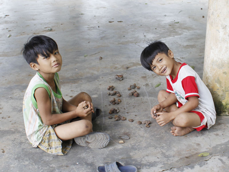 Vì không biết đi đâu và chơi gì nên hai anh em con anh Thạch Trung - chị Thị Hoa ở ấp Sóc Ruộng I, xã Tân Quan, huyện Hớn Quản hằng ngày vui với trò chơi “Ô ăn quan”