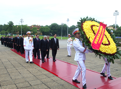 Các đồng chí lãnh đạo Đảng, Nhà nước vào Lăng, viếng Chủ tịch Hồ Chí Minh