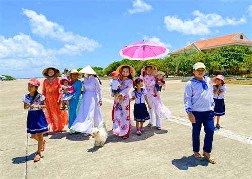 Những “công dân” Trường Sa hồ hởi đón khách