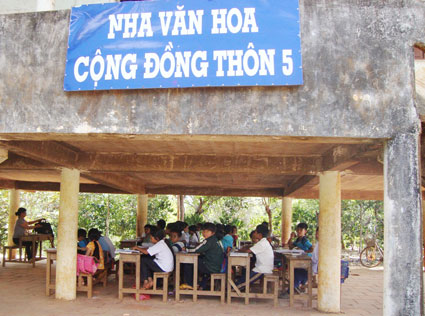 lớp học dưới gầm nhà văn hóa